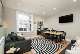 Stunning Georgian Townhouse Apartment - 3 Bedroom Apt, Sleeps 13